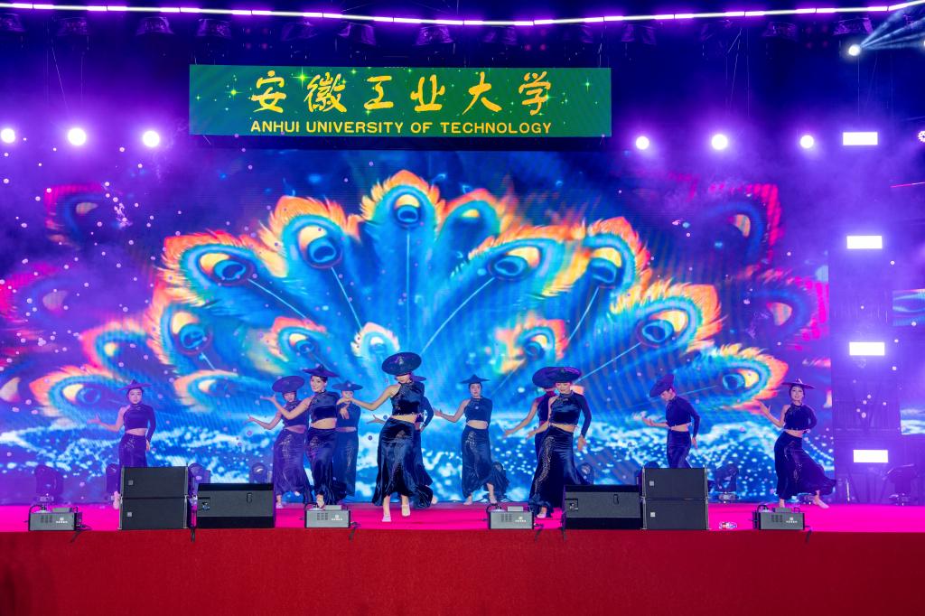 校领导深入教学一线共听新学期开学第一课