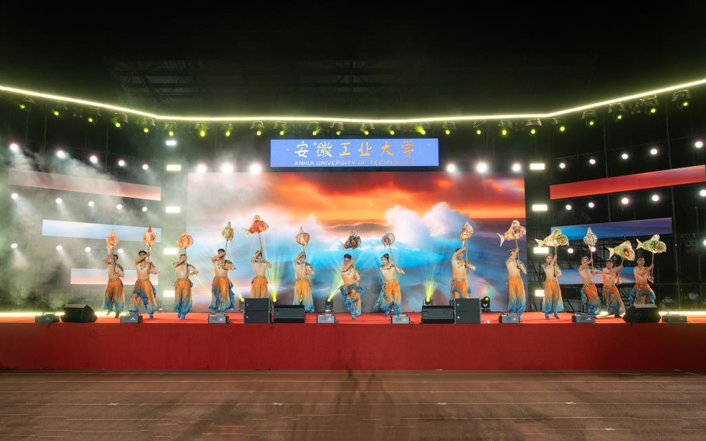 师生代表等5000余人共同观看