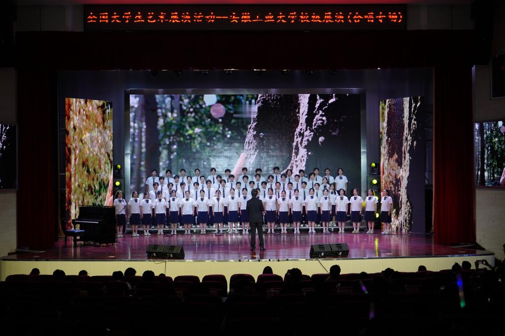 以饱满的精神状态依次登台